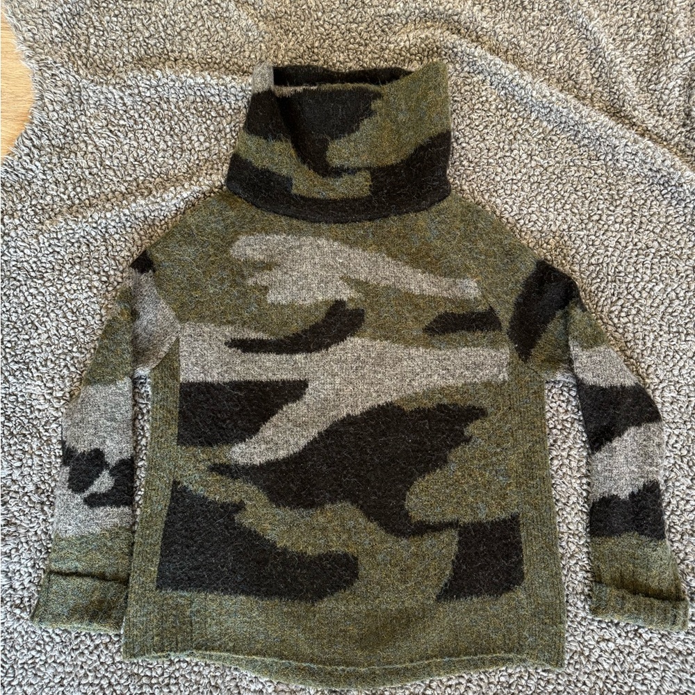 RD style Ezra Camo turtleneck sweater size M